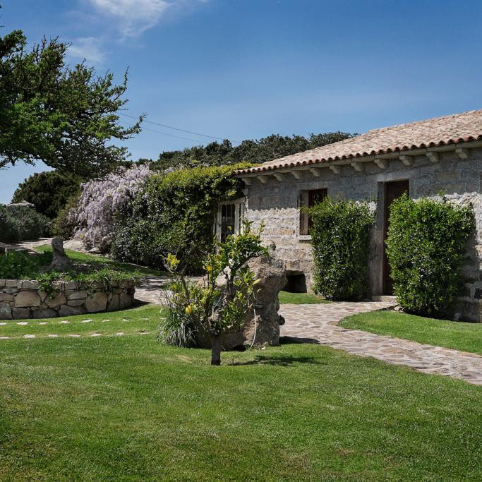 The entrance of Agriturismo La Kustera in the Gallura countryside
