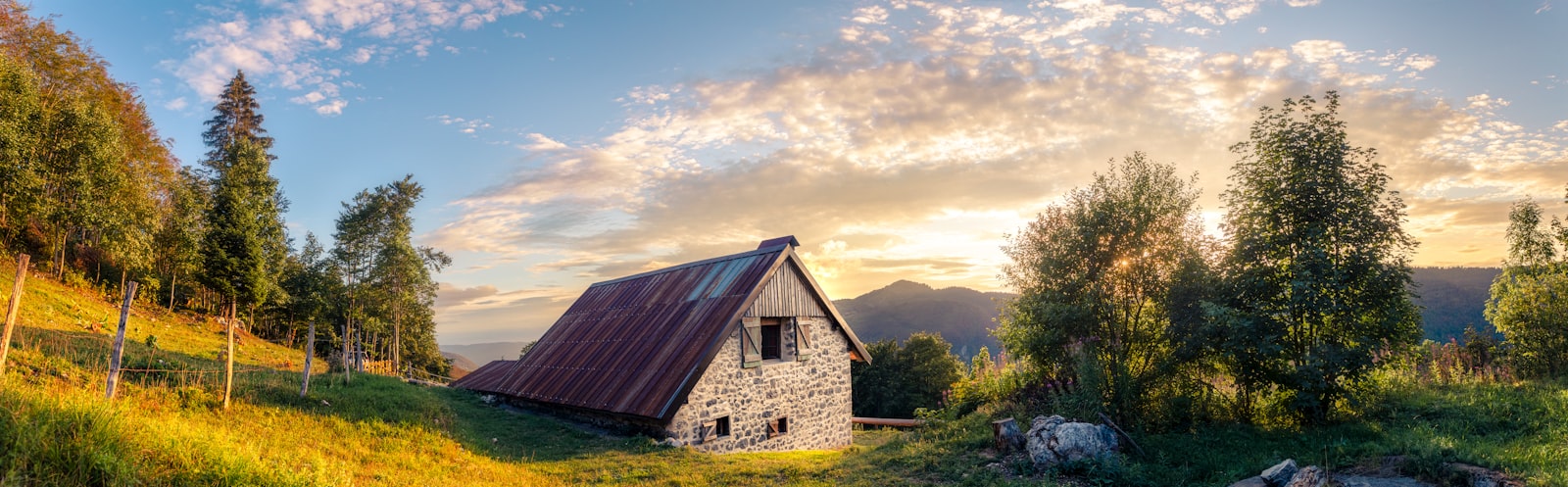La Maison des Cimes Opens on Lake Saint-Point With 9 Rooms in 3 Stages