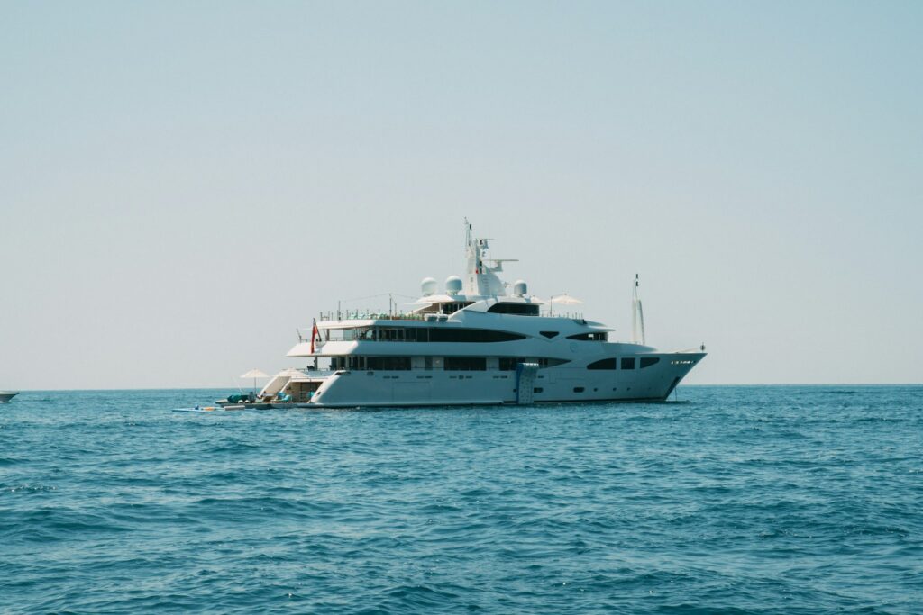 Benetti Clear Waves: 70 m yacht with a 400 sq m glass dome unveiled in Monaco