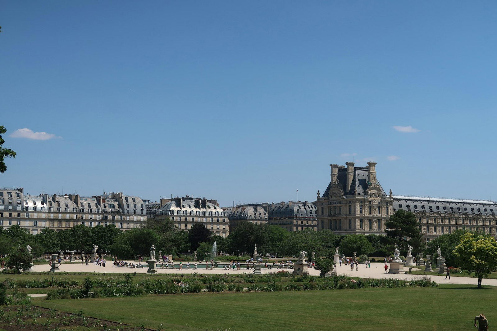 Dior SS27: Jonathan Anderson’s 65 looks over the Tuileries’ octagonal basin