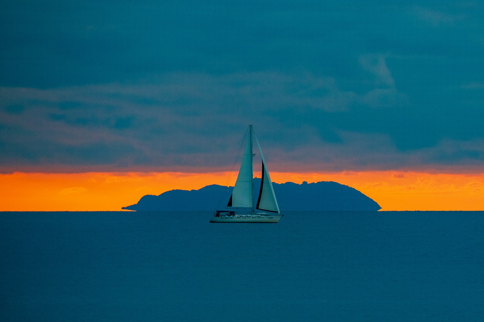 Ferrari’s flying yacht moves to Livorno, with a 4,000 hp Azimut to tow it