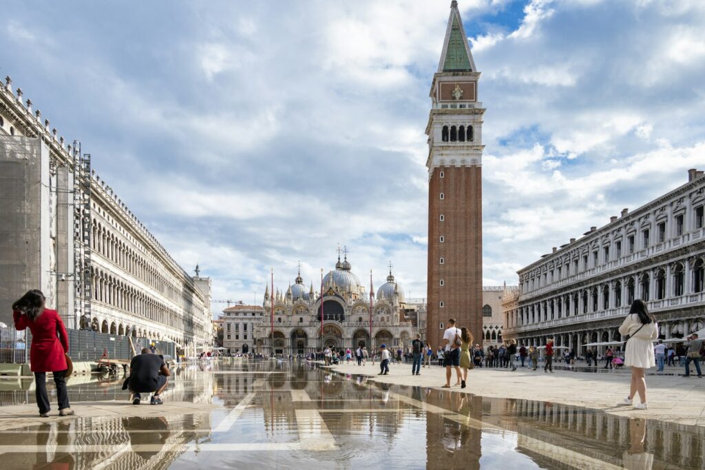 Fontana’s 1961 Venice canvas sells for €6.8m at Christie’s Paris