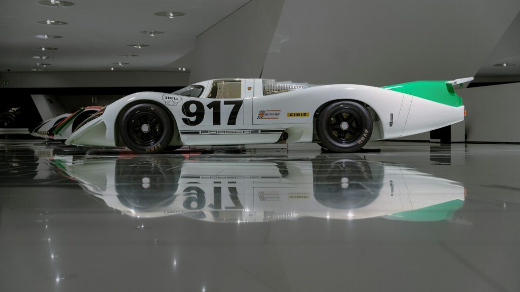 Porsche Mission S revealed in New York: the mid-engined car above the 911