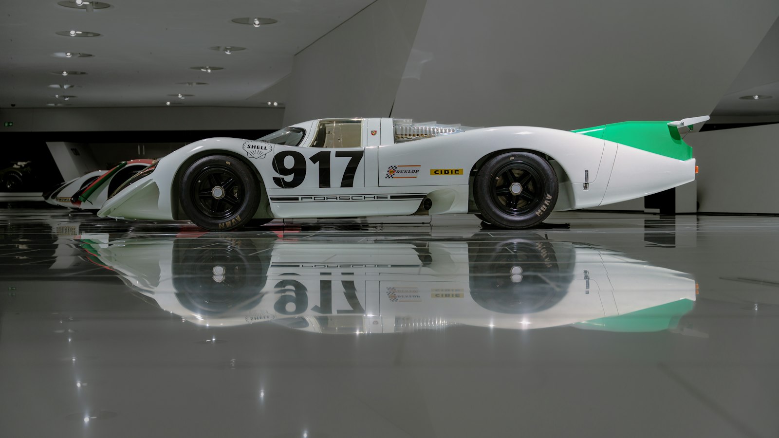 Porsche Mission S revealed in New York: the mid-engined car above the 911
